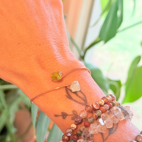 Pale blue Turmaline and peridot are wrapped bracelet - Picture 4 of 6